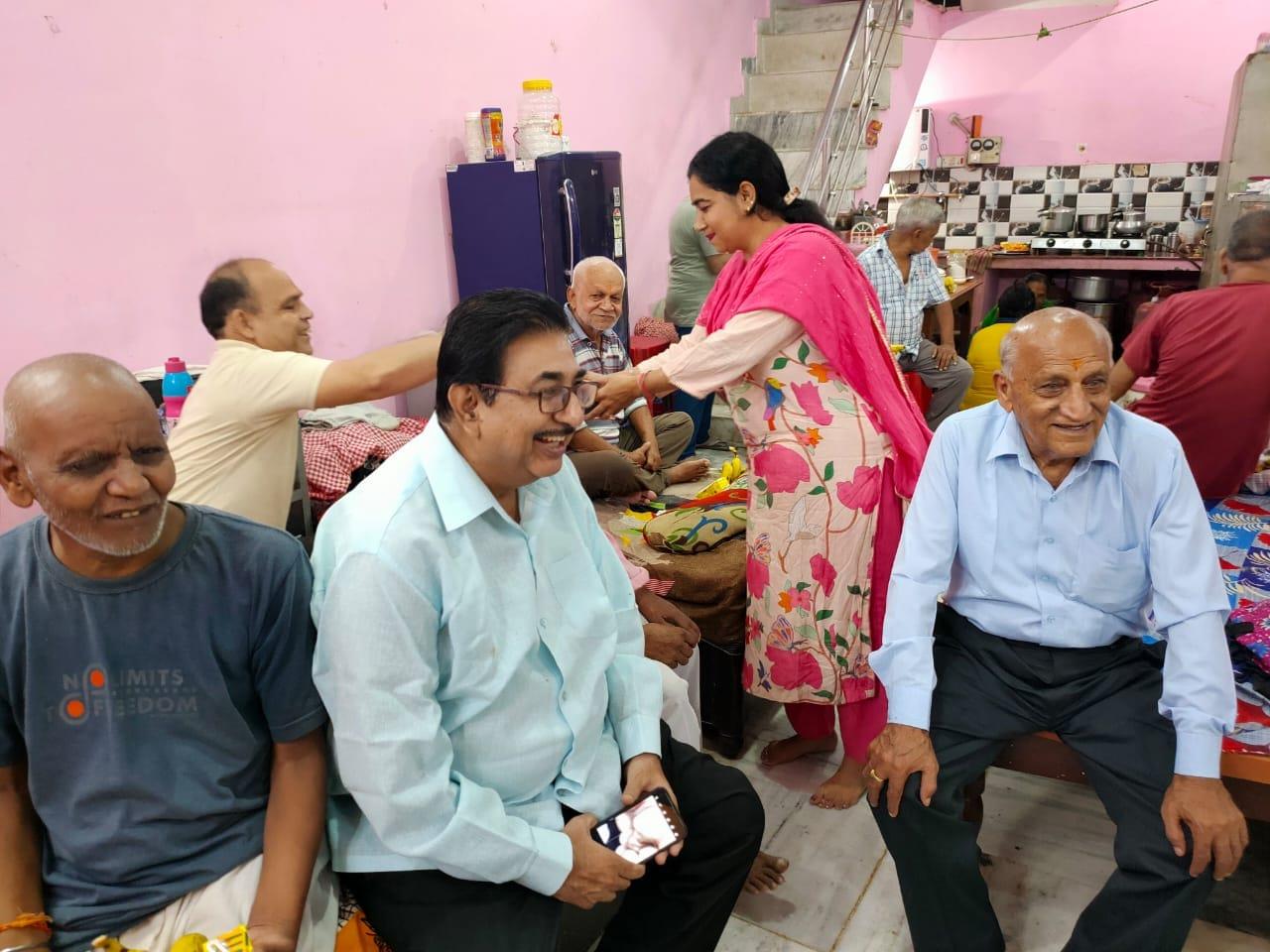 वृद्धाश्रम का दौरा एवं भोजन वितरण